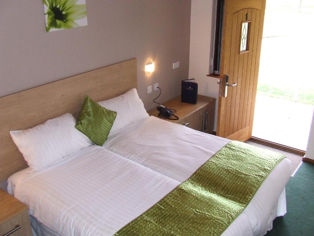 Calderfields Golf & Country Club Hotel Walsall Room photo
