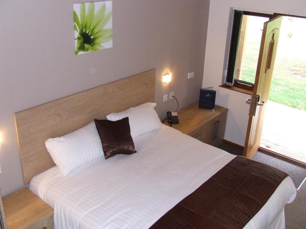 Calderfields Golf & Country Club Hotel Walsall Room photo